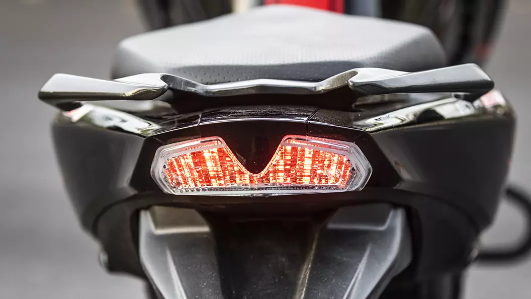 Cover Seat Tail Center Black Apache Rtr160 4v Bs6 Tvs