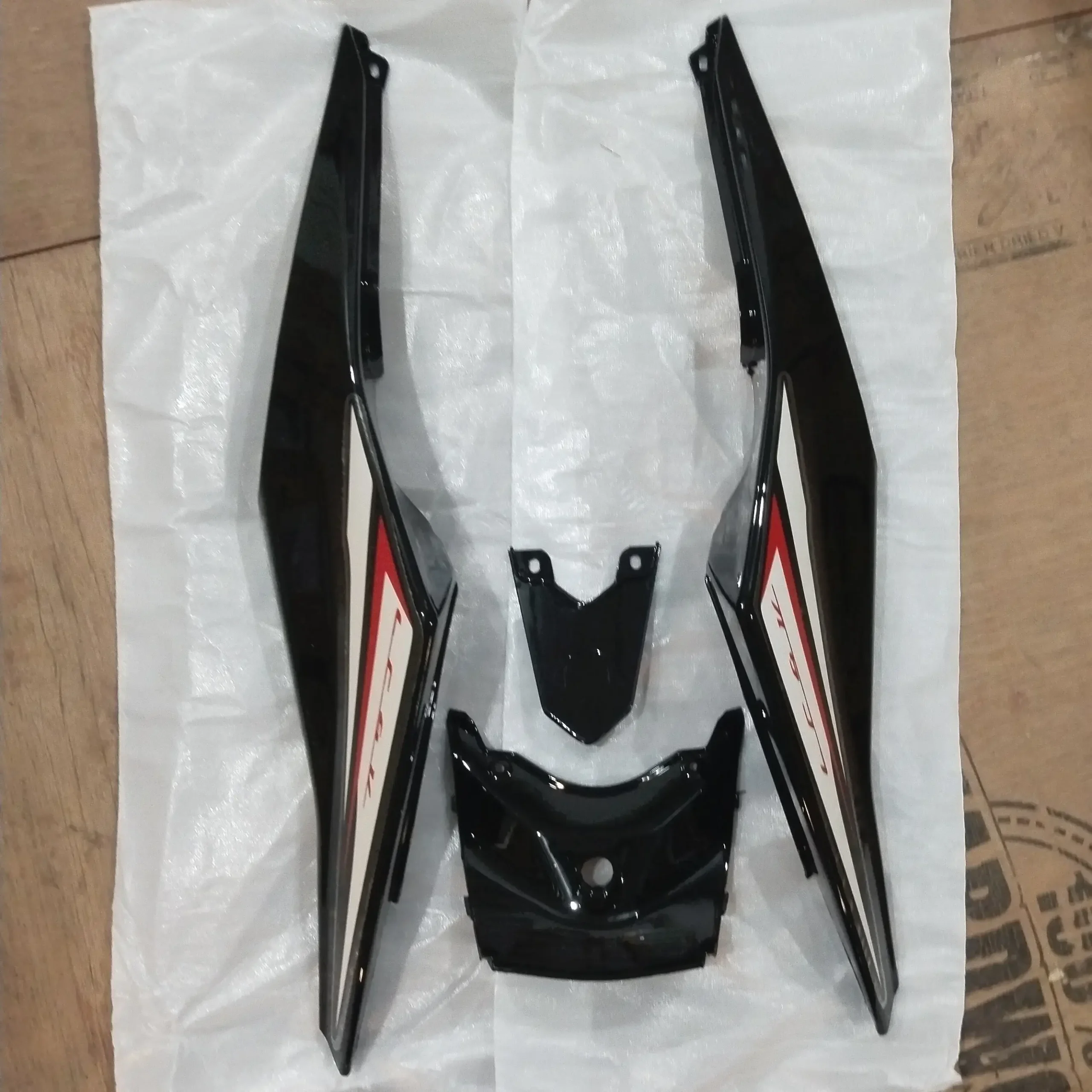 R15 V2 TAIL PANEL BLACK RED